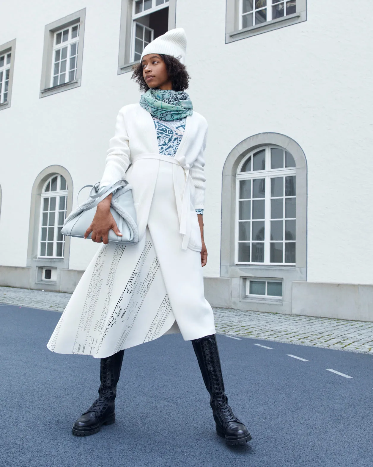 Lange Strickjacke mit Gürtel aus Wolle